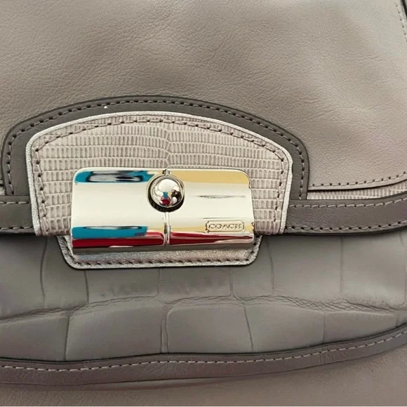 LIKE NEW COACH LEATHER SHOULDER BAG - Picture 4 of 7